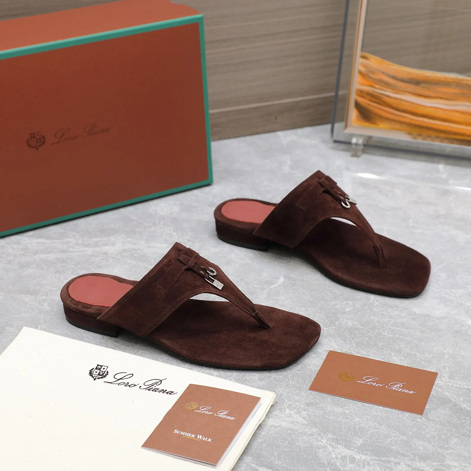 👟👟Ex-factory price 560👟👟 Purchasing-grade [Loro Piana] LP Mindil series T-strap thong sandals ✔️Top quality ✔️Soft sheep leather forms a tailor-made band that meets at the top of the upper and is fixed by a strong elastic ankle design. One is adorned with a discreet horn padlock, the other a gold circle badge. With its simple construction and sophisticated feel, these sandals are ideal for summer. ✔️Material: imported sheepskin fabric, sheepskin lining and feet ✔️Imported genuine leather outsole ✔️Code number: 35-42 (35/41/42 custom-made, non-refundable)